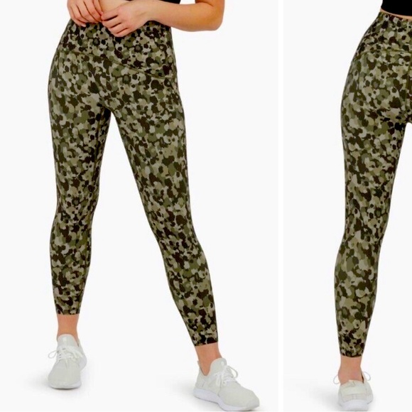 Spanx NWT SIZE M Booty Boost Camo 7/8 Leggings - Picture 1 of 7
